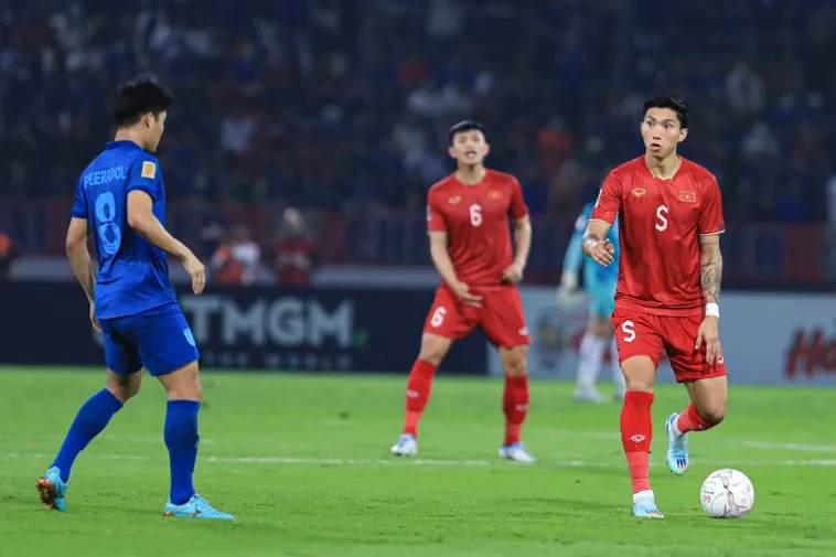 Bí Quyết Tư Duy Chiến Thuật Khi Đá Thòng Trung Vệ Sân 7 Người